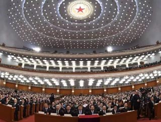 3月13日上午，十三屆全國人大一次會議召開第四次全體會議。會議上，新一輪國務(wù)院機構(gòu)改革方案正式出爐。方案顯示，改革國稅地稅征管體制，將省級和省級以下國稅地稅機構(gòu)合并。國稅地稅機構(gòu)合并后，具體承擔所轄區(qū)域內(nèi)各項稅收、非稅收入征管等職責，實行以國家稅務(wù)總局為主與省(區(qū)、市)人民政府雙重領(lǐng)導(dǎo)管理體制。國稅地稅合并，企業(yè)界多樂見其成。全國工商聯(lián)今年由企業(yè)主筆的一份集體提案就建議國稅地稅合并，并表示這樣既有利于政府減少稅務(wù)監(jiān)管的投入，還可以降低企業(yè)因現(xiàn)行國稅、地稅分立體系而產(chǎn)生的多頭管理的成本等問題。配合分稅制改革 國稅地稅分立改革開放四十年來，我國已經(jīng)進行了多次稅制改革。1978年，中國實行經(jīng)濟體制改革，進行了第一步利改稅，即國有企業(yè)改上繳利潤為繳納所得稅;1984年實行第二步利改稅，將工商統(tǒng)一稅改為工商稅和產(chǎn)品稅、所得稅，開征城市維護建設(shè)稅;1986年開征個人所得稅;1994年施行了分稅制改革，根據(jù)不同行業(yè)和稅種，將產(chǎn)品稅改為增值稅，將建筑安裝、交通運輸、飲食服務(wù)、郵政電訊等服務(wù)行業(yè)所經(jīng)營項目納入營業(yè)稅的征收范圍，將過去的稅務(wù)局分為國家稅務(wù)局和地方稅務(wù)局，國稅地稅正式分立；不過，分稅制在發(fā)揮了重要作用之后，執(zhí)法不夠統(tǒng)一、辦稅不夠便利等問題也慢慢的呈現(xiàn)了出來。因此，從1994年分稅制以來，建議“國稅地稅合并”的聲音一直存在。時隔23年 國稅地稅再次合并如今，隨著營改增的推進，營業(yè)稅這一原地方主體稅種退出歷史舞臺，改為增值稅后，轉(zhuǎn)由國稅部門征管，地稅部門征管任務(wù)減少較多，“國稅地稅合并”的呼聲再起。加上5年前開始試行的國稅、地稅合作，在減輕納稅成本、優(yōu)化服務(wù)、強化征管和規(guī)范執(zhí)法等方面都顯示了較好的效果，這次就從合作變?yōu)榱撕喜?。這是繼1994年實行分稅制改革后，時隔23年，省級及省級以下國稅地稅機構(gòu)再次合并。國稅地稅合并 減輕納稅人負擔據(jù)慧算賬了解，國稅地稅機構(gòu)合并后，具體承擔所轄區(qū)域內(nèi)各項稅收、非稅收入征管等職責，實行以國家稅務(wù)總局為主與省(區(qū)、市)人民政府雙重領(lǐng)導(dǎo)管理體制。國稅地稅征管體制的改革，不但能夠節(jié)約稅收征管成本，也會大幅度降低納稅人的納稅成本。之前，很多納稅人要同時繳納國稅、地稅，存在“多頭跑”等問題; 改革后，納稅人通過一個窗口納稅，會更加方便，辦事效率也會提高，也節(jié)省了收稅成本。同時，在信息化如此發(fā)達的情況下，國稅、地稅兩套機構(gòu)在不同程度上也存在資源重置，在現(xiàn)行制度體系下，實行一套機構(gòu)就可以在一定程度上避免這些問題，對于提高征管效率也有好處。